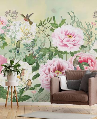 Große rosa Blumen mit Vögel auf cremefarbenem Hintergrund Große rosa Blumen mit Vögel auf cremefarbenem Hintergrund