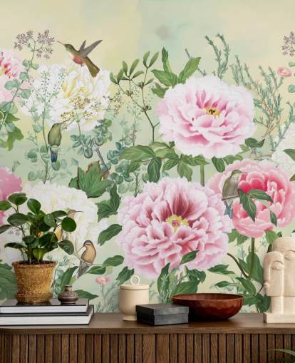 Grandes flores rosadas con pájaros sobre un fondo crema