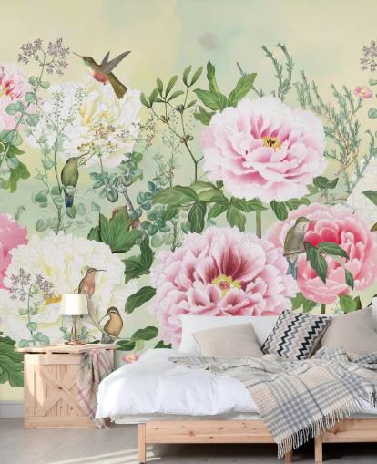 Grandes flores rosadas con pájaros sobre un fondo crema