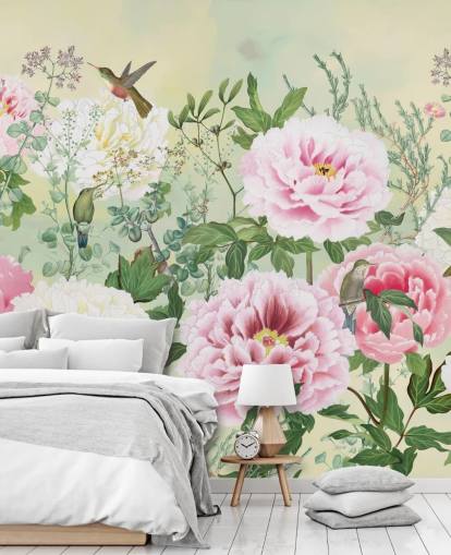Grandes fleurs roses avec des oiseaux sur fond crème