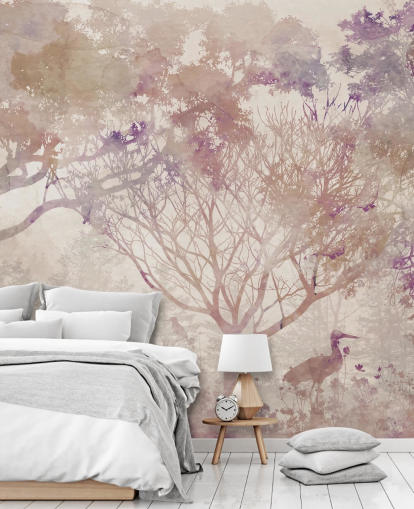 Beige achtergrond met bruine bomen en vogels met hints van paars en stoffig rood Beige achtergrond met bruine bomen en vogels met hints van paars en stoffig rood