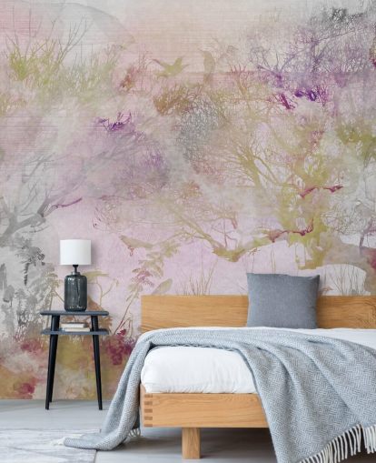 Hellvioletter Hintergrund mit lila, grünen und roten Bäumen im Aquarellstil