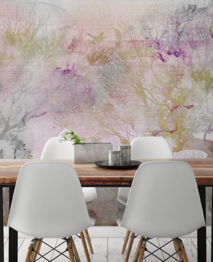 Hellvioletter Hintergrund mit lila, grünen und roten Bäumen im Aquarellstil