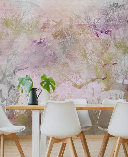 Fond violet clair avec des arbres violets, verts et rouges dans un style aquarelle