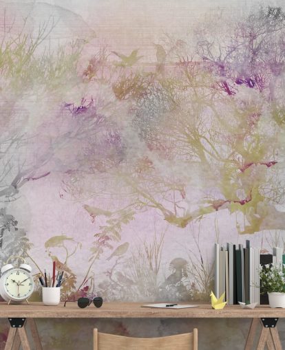 Hellvioletter Hintergrund mit lila, grünen und roten Bäumen im Aquarellstil