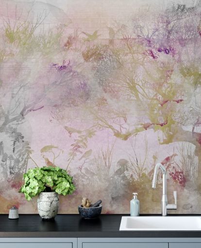 Fundo roxo claro com árvores roxas, verdes e vermelhas em estilo aquarela