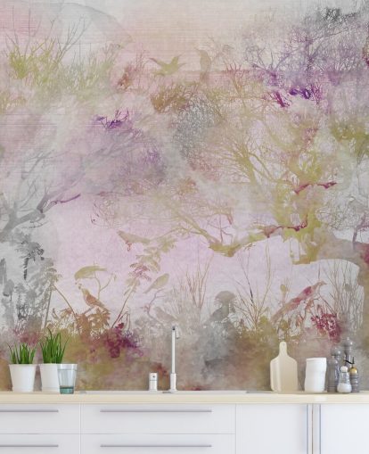 Sfondo viola chiaro con alberi viola, verdi e rossi in stile acquerello