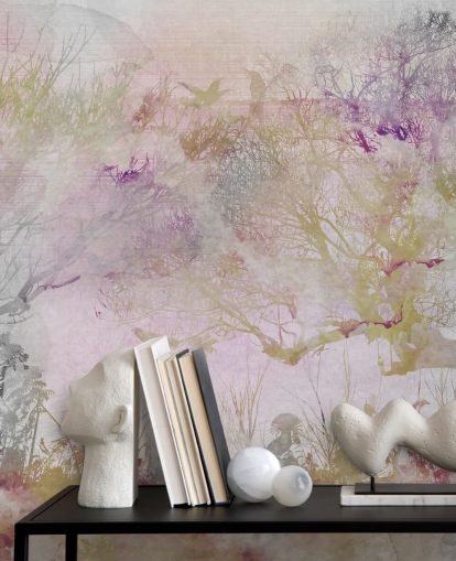 Fundo roxo claro com árvores roxas, verdes e vermelhas em estilo aquarela