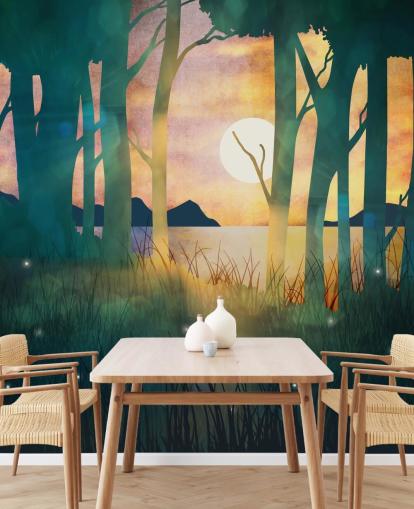 Smaragdgrønn skog med solnedgang over en elv og blå fjell