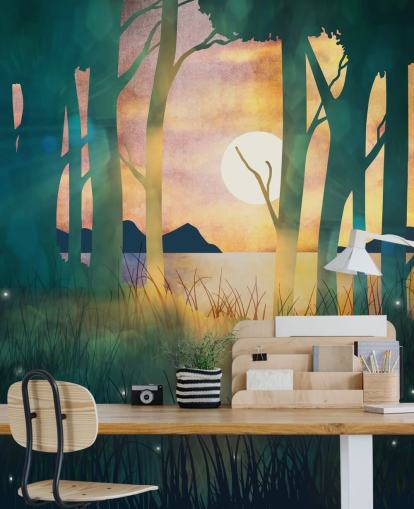 Smaragdgroen bos met ondergaande zon boven een rivier en blauwe bergen