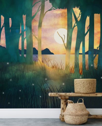 Smaragdgrüner Wald mit untergehender Sonne über einem Fluss und blauen Bergen Smaragdgrüner Wald mit untergehender Sonne über einem Fluss und blauen Bergen