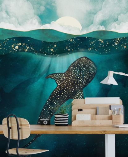 Océan bleu foncé avec un requin-baleine doré et des silhouettes bleues lointaines 