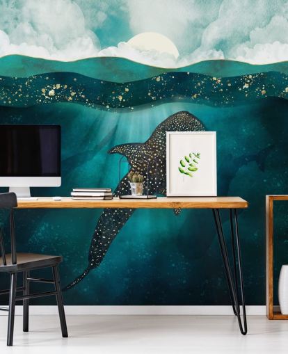 Donkerblauwe oceaan met een gouden walvishaai en blauwe silhouetten in de verte Donkerblauwe oceaan met een gouden walvishaai en blauwe silhouetten in de verte