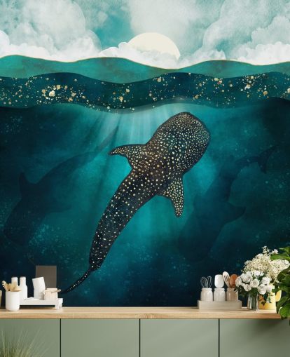 Océan bleu foncé avec un requin-baleine doré et des silhouettes bleues lointaines Océan bleu foncé avec un requin-baleine doré et des silhouettes bleues lointaines