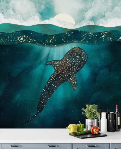 Océano azul oscuro con un tiburón ballena dorado y siluetas azules distantes 