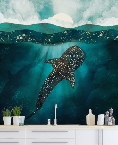 Océan bleu foncé avec un requin-baleine doré et des silhouettes bleues lointaines Océan bleu foncé avec un requin-baleine doré et des silhouettes bleues lointaines