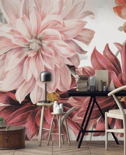 Store røde og rosa blomster på hvit og grå bakgrunn