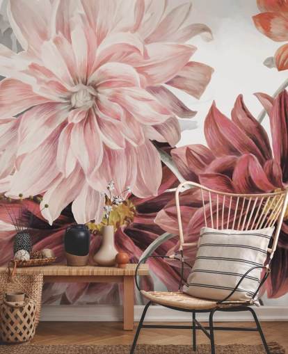 Grandes flores rojas y rosadas sobre fondo blanco y gris