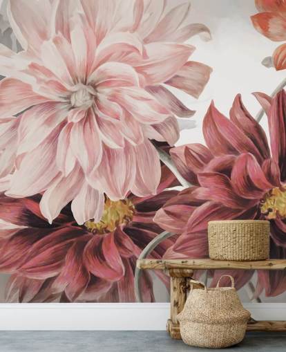 Store røde og lyserøde blomster på en hvid og grå baggrund