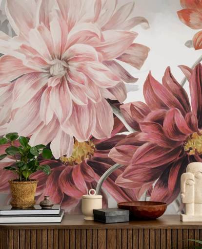 Grandes flores rojas y rosadas sobre fondo blanco y gris