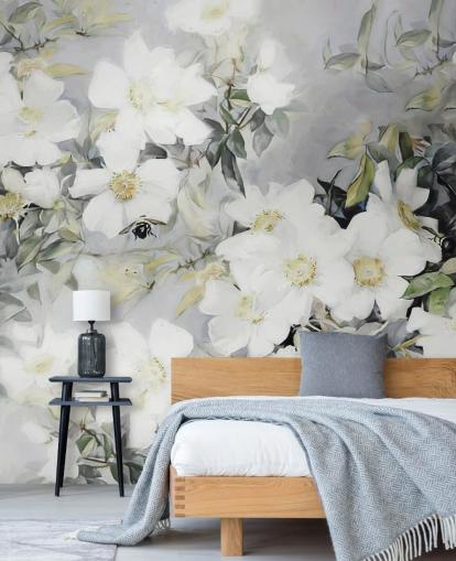 Grauer Hintergrund mit weißen Blüten und gedämpften grünen Blättern