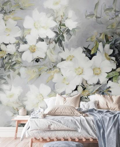 Grå bakgrund med vita blommor och dämpade gröna blad Grå bakgrund med vita blommor och dämpade gröna blad