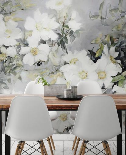 Grijze achtergrond met witte bloemen en gedempte groene bladeren Grijze achtergrond met witte bloemen en gedempte groene bladeren