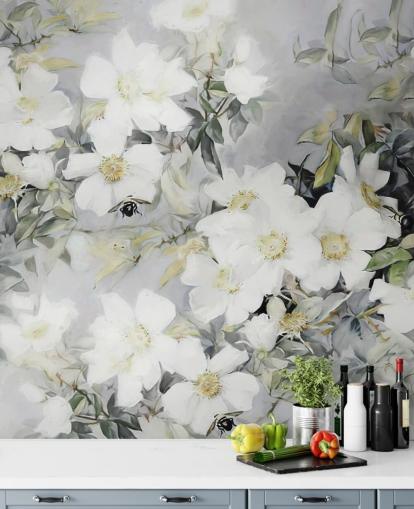 Fond gris avec des fleurs blanches et des feuilles vertes atténuées