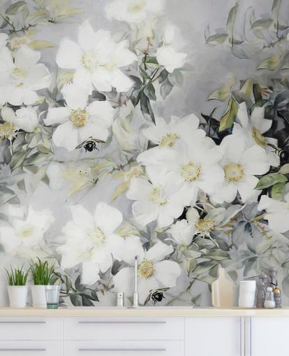Grå bakgrund med vita blommor och dämpade gröna blad Grå bakgrund med vita blommor och dämpade gröna blad