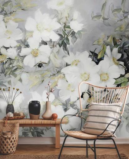 Grijze achtergrond met witte bloemen en gedempte groene bladeren