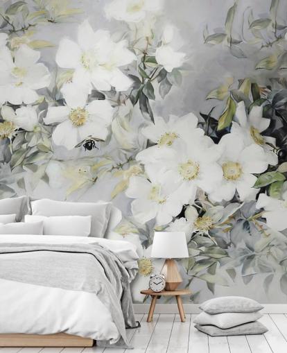 Grijze achtergrond met witte bloemen en gedempte groene bladeren Grijze achtergrond met witte bloemen en gedempte groene bladeren