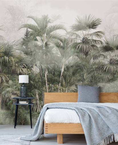 Donkergroene hoge palmbomen in een mistige jungle met een lichtgrijs hemelbehang Donkergroene hoge palmbomen in een mistige jungle met een lichtgrijs hemelbehang