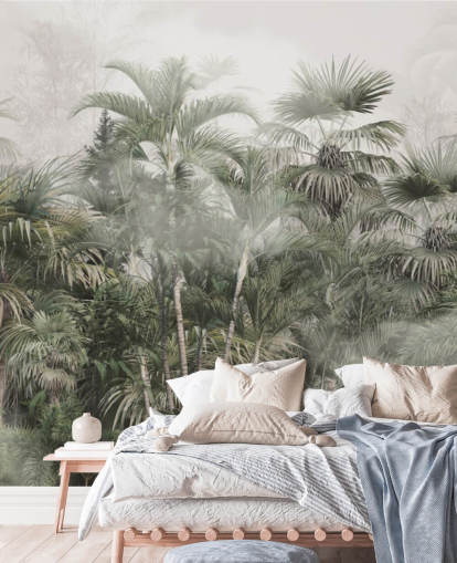 Papel pintado de palmeras altas de color verde oscuro en una jungla brumosa con un cielo gris claro
