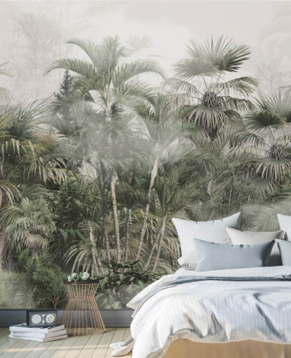 Grands palmiers vert foncé dans une jungle brumeuse avec un papier peint de ciel gris clair Grands palmiers vert foncé dans une jungle brumeuse avec un papier peint de ciel gris clair