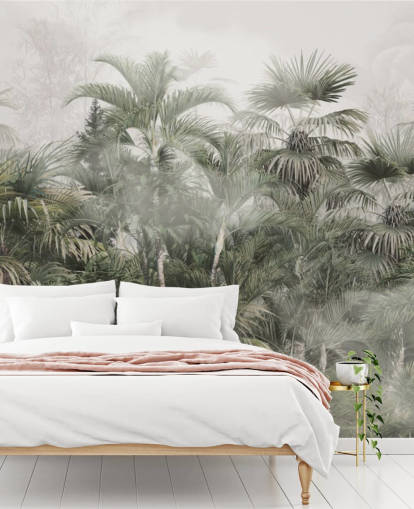 Palme alte verde scuro in una giungla nebbiosa con una carta da parati grigio chiaro Palme alte verde scuro in una giungla nebbiosa con una carta da parati grigio chiaro