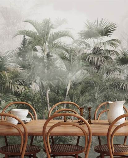 Donkergroene hoge palmbomen in een mistige jungle met een lichtgrijs hemelbehang