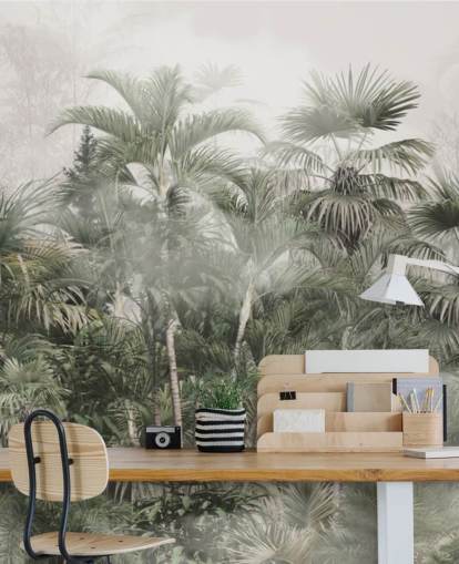 Donkergroene hoge palmbomen in een mistige jungle met een lichtgrijs hemelbehang