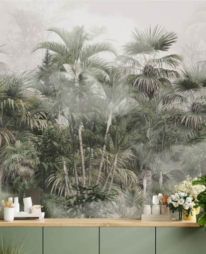 Donkergroene hoge palmbomen in een mistige jungle met een lichtgrijs hemelbehang