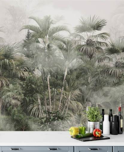 Palme alte verde scuro in una giungla nebbiosa con una carta da parati grigio chiaro