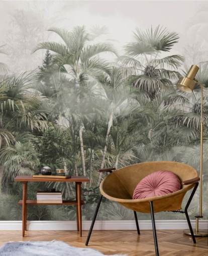 Palme alte verde scuro in una giungla nebbiosa con una carta da parati grigio chiaro Palme alte verde scuro in una giungla nebbiosa con una carta da parati grigio chiaro