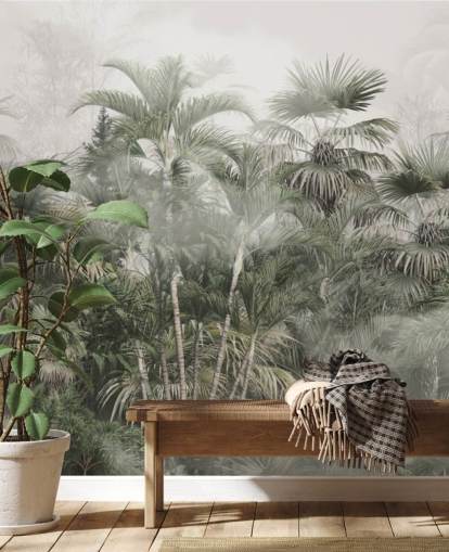 Papel pintado de palmeras altas de color verde oscuro en una jungla brumosa con un cielo gris claro