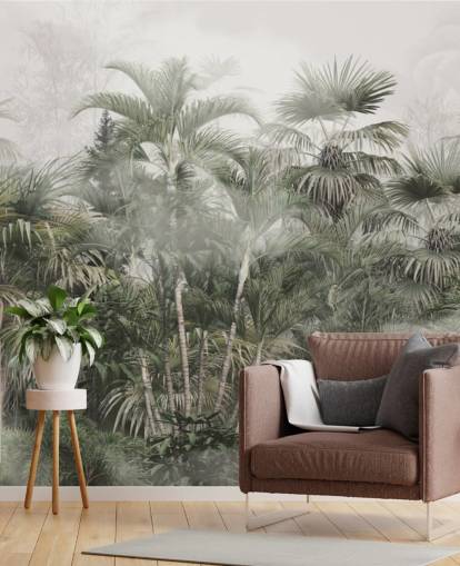 Donkergroene hoge palmbomen in een mistige jungle met een lichtgrijs hemelbehang