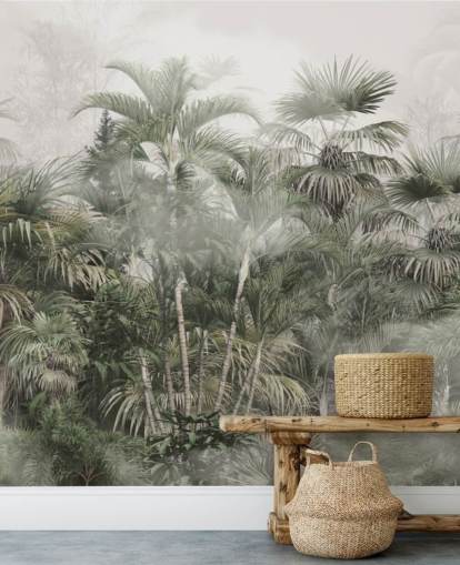 Donkergroene hoge palmbomen in een mistige jungle met een lichtgrijs hemelbehang