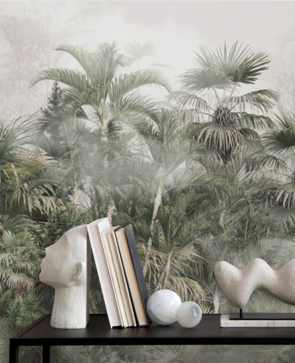 Palme alte verde scuro in una giungla nebbiosa con una carta da parati grigio chiaro