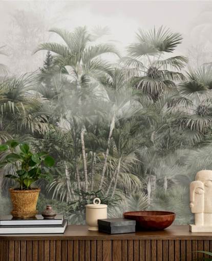 Palme alte verde scuro in una giungla nebbiosa con una carta da parati grigio chiaro