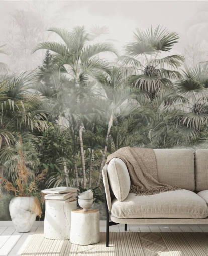 Donkergroene hoge palmbomen in een mistige jungle met een lichtgrijs hemelbehang