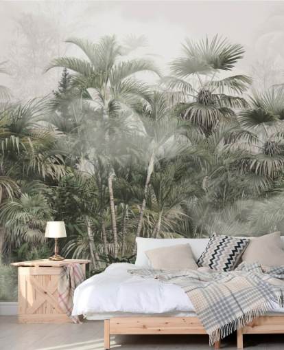 Grands palmiers vert foncé dans une jungle brumeuse avec un papier peint de ciel gris clair