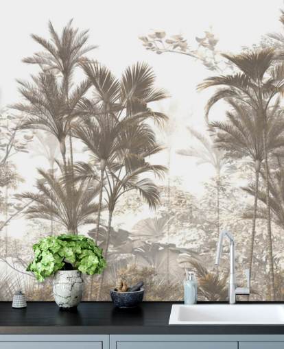 Papel pintado de palmeras de selva tropical de color marrón oscuro con un cielo blanco brillante