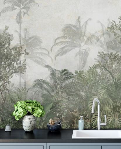 Alti alberi tropicali verdi della giungla in una giungla con una morbida carta da parati color foschia