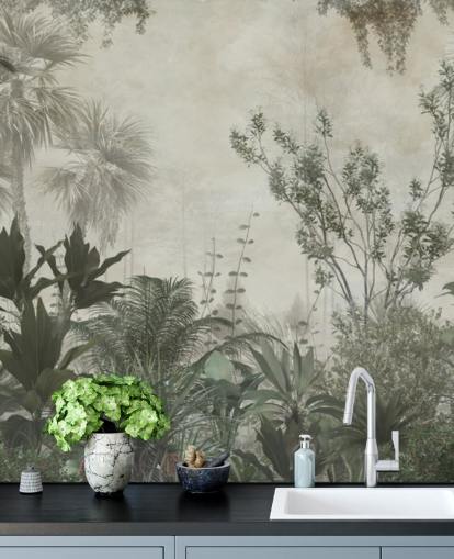 Palme tropicali verde scuro in una giungla con una carta da parati con cielo beige chiaro